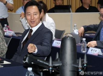 제3회 서울시 안보포럼에 등장한 드론 보는 오세훈 시장