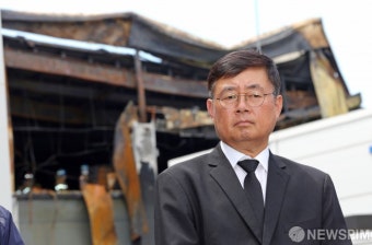 취재진 질문 경청하는 박순관 아리셀 대표