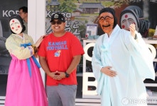 광화문광장 경상북도 홍보관에서 기념촬영하는 관광객