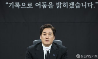 질문에 답하는 유지태 북한인권 홍보대사