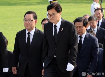 현충탑 향하는 국회의장 - 부의장