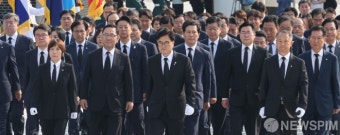국립서울현충원 현충탑 들어서는 우원식 국회의장