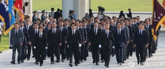 국립서울현충원 현충탑 들어서는 우원식 국회의장 - 주호영 - 이학영 부의장