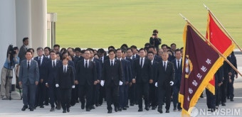 현충탑 들어서는 우원식 국회의장