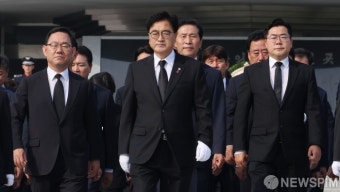 현충탑 나서는 우원식 국회의장