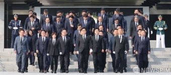 현충탑 참배 마친 우원식 국회의장