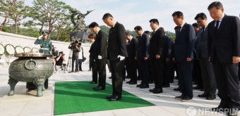 현충탑 앞에 선 우원식 국회의장