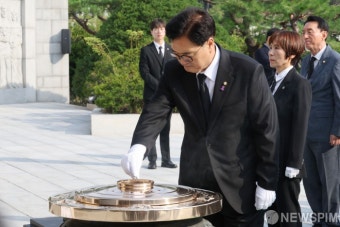 우원식 국회의장, 국립서울현충원 현충탑 참배
