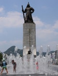 이순신장군님 보호받는 광과문광장 물놀이 어린이들