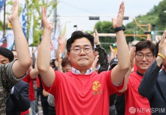 해병대 박수치는 박찬대 대표 직무대행 겸 원내대표