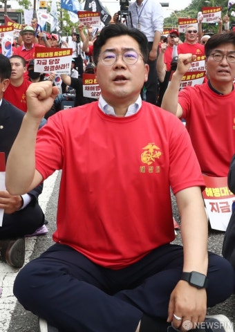 구호 외치는 박찬대 대표 직무대행 겸 원내대표