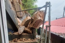 대전 대덕구서 산사태로 바위 경로당에 추락...다친 사람 없어