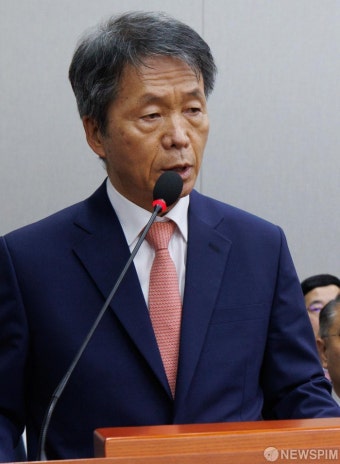 운영위 답변하는 김용원 상임위원