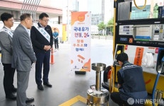 유류세 일부 환원 시행일 맞춰 알뜰주유소 현장방문한 최남호 차관