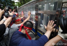 국회 행진 중 경찰과 대치하는 한우농가