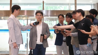 취재진 앞에 선 김완섭 환경부 장관 후보자