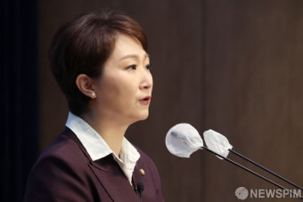 국회 소통관에서 최고위원 출마 선언하는 이언주 더불어민주당 의원