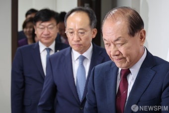 자리 향하는 황우여 국민의힘 비상대책위원장