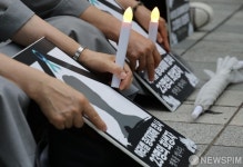 화성 아리셀 화재참사 희생자 위해 촛불잡은 수녀님의 손