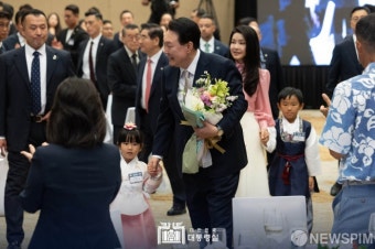 하와이 동포 초청 간담회,꽃다발 받은 윤석열 대통령 부부