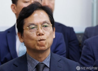 입 앙다문 김철문 경북경찰청장