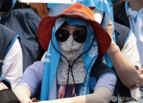 폭염속 완전무장하고 참석한 공공운수노조원
