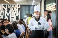 이재준 수원시장, 초복 맞아 구내식당서 직원들에 삼계탕 배식