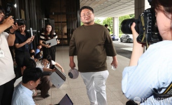 검찰 자진 출석하는 '쯔양 협박' 의혹 유튜버 구제역