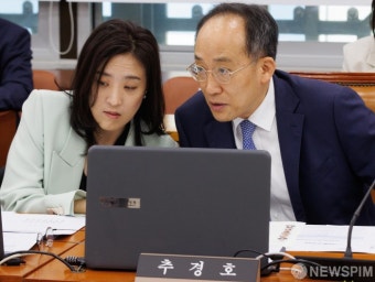 최보윤 의원과 대화하는 추경호 원내대표
