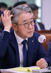 머리 만지는 강호동 농업협동조합중앙회 회장