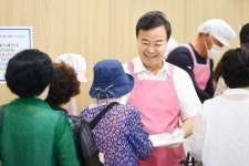 김성제 의왕시장, 초복 맞아 아름채 노인복지관 배식 봉사