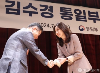 통일부 직원들과 인사하는 김수경 신임 차관