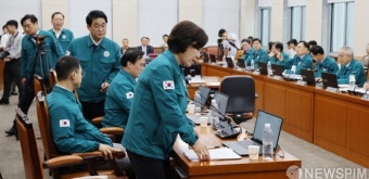 회의 도중 퇴장하는 행안위 국민의힘 의원들