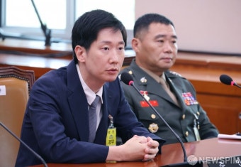 질의에 답하는 김규현 변호사