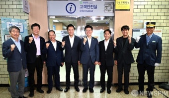 백호 서울교통공사 사장과 지하철 2호선 아현역에서 기념촬영하는 오세훈 시장