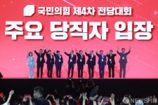 당원들에게 인사하는 황우여 - 추경호