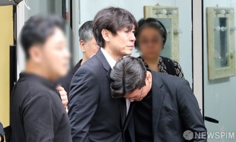 김민기 학전 대표 마지막길 배웅하는 설경구
