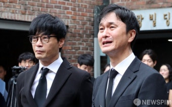 추모객들에게 감사인사 전하는 장현성