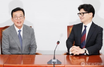 발언하는 홍철호 정무수석