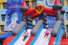 슬라이드에 도전하는 제8회 성북문화바캉스참가 어린이들