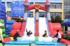 대형슬리이드에서  물놀이 즐기는 제8회 성북문화바캉스
