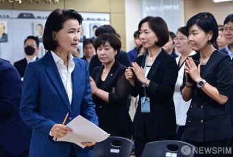 직원들 박수 받으며 취임식장 입장하는 이진숙 방송통신위원장