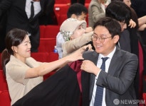 가족이 입혀주는 법복