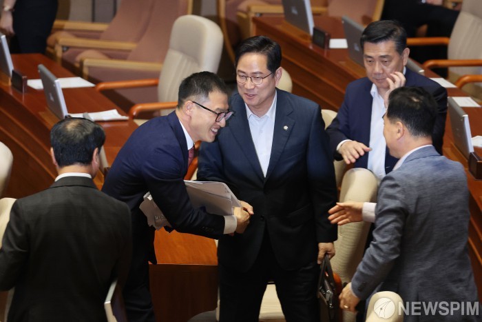 탄핵안 부결로 국민의힘 의원들의 행동에 분분한 반응