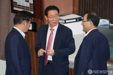 동료 의원들과 대화 나누는 김상훈 국민의힘 정책위 의장
