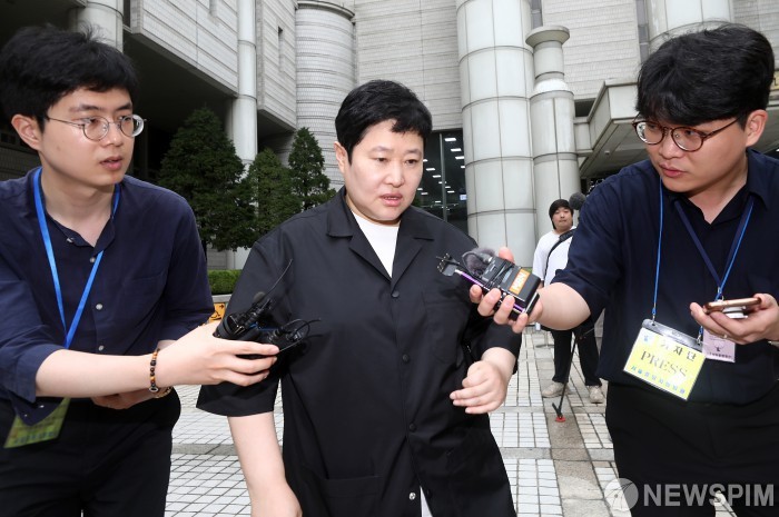 권진영 후크엔터테인먼트 대표, 수면제 불법 대리 처방 혐의 1심 집행유예…검찰 항소 제기하여 추가 수사 예고