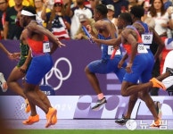 미국, 여자 400ｍ 계주 우승… 남자는 배턴 놓쳐 실격
