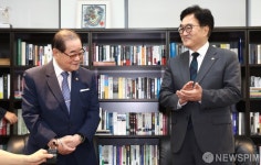 대화하는 우원식 국회의장 - 이종찬 광복회장