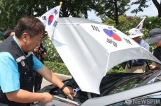 광복절 기념  호국영웅택시 태극기 달기