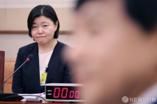 의원들의 발언 듣는 임은정 대전지방검찰청 부장검사